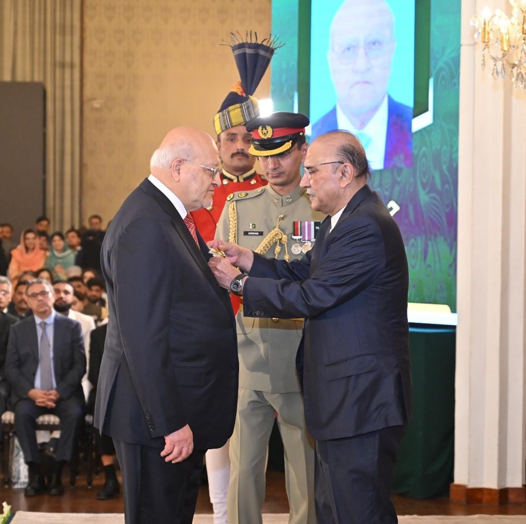 You are currently viewing Hussain Dawood conferred Hilal-e-Imtiaz for philanthropy