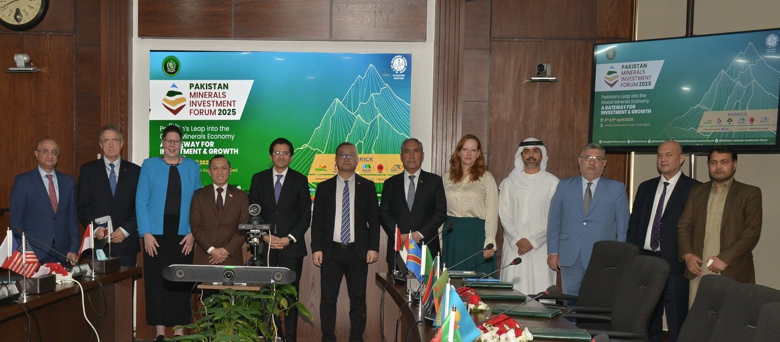 You are currently viewing Govt briefs foreign ambassadors on Pakistan Minerals Investment Forum 2025