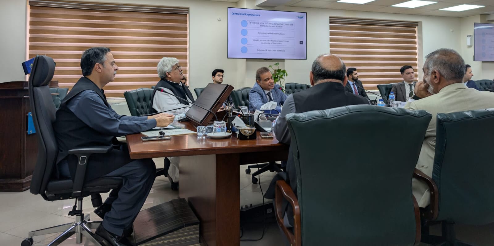 You are currently viewing Govt to cut container dwell time by 70% at ports, announces Junaid Anwar Chaudhry