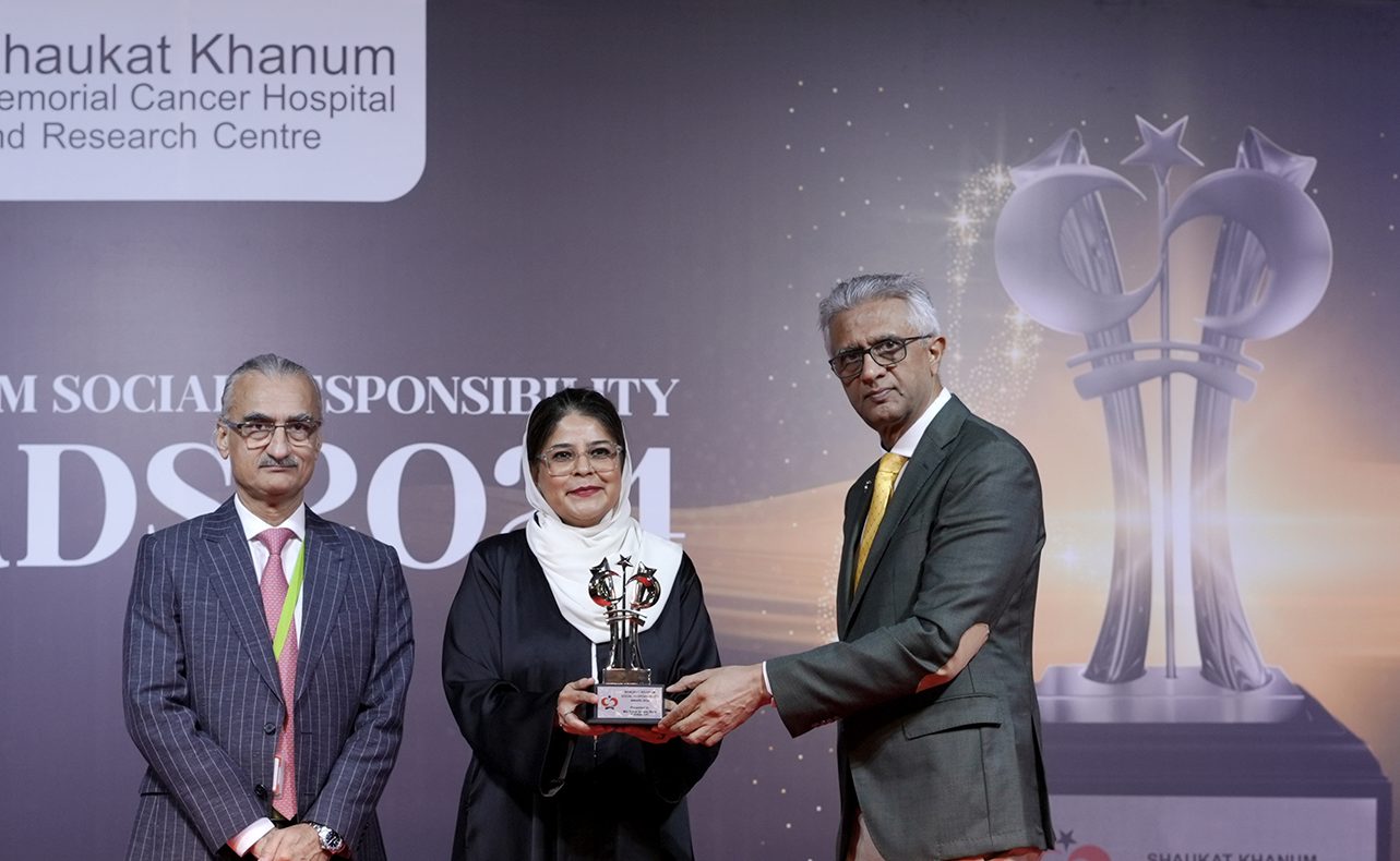 You are currently viewing Dubai Islamic Bank wins Shaukat Khanum Social Responsibility Award 2024