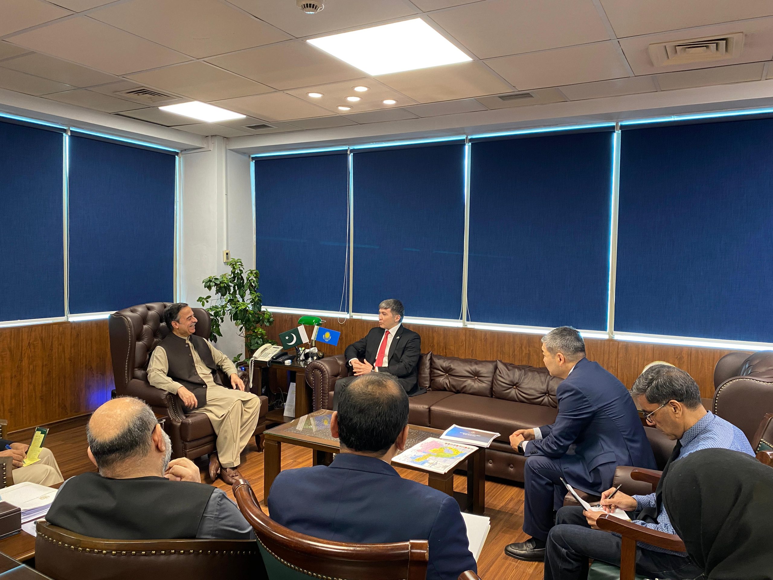 You are currently viewing Pakistan, Kazakhstan discuss joint ventures to boost trade via Karachi, Gwadar Ports