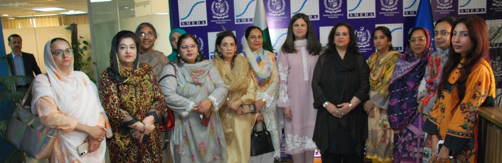 You are currently viewing Group photo of women journalists with Ms. Aasia Sail, SMEDA