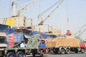 Read more about the article Karachi Port handles 108,277 mt of fertilizer as Rabi season approaches