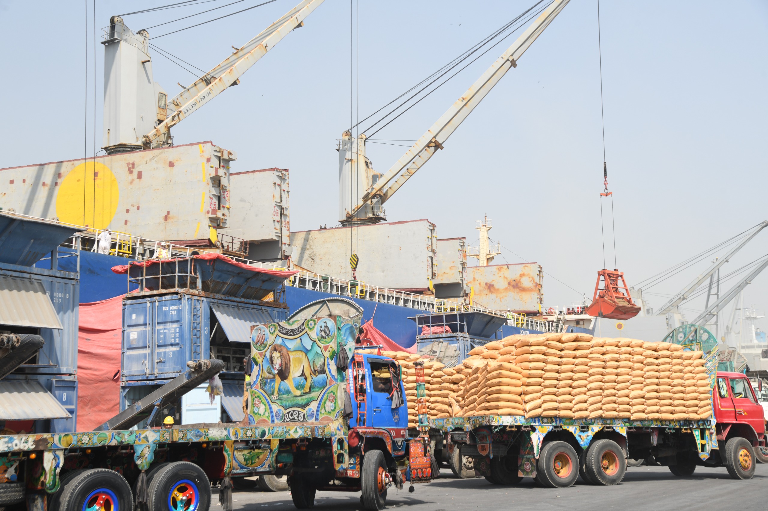 You are currently viewing Karachi Port handles 108,277 mt of fertilizer as Rabi season approaches